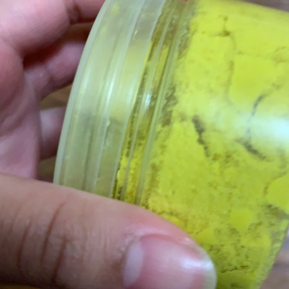 I’m selling a sugar rush cloud sand,it has a scent of birthday cake - Picture 2 of 3